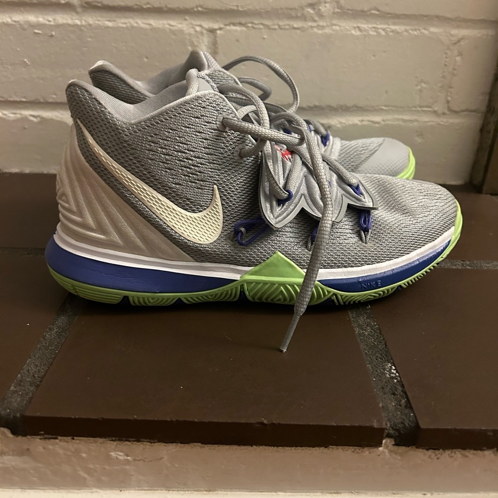 Basketball sneakers